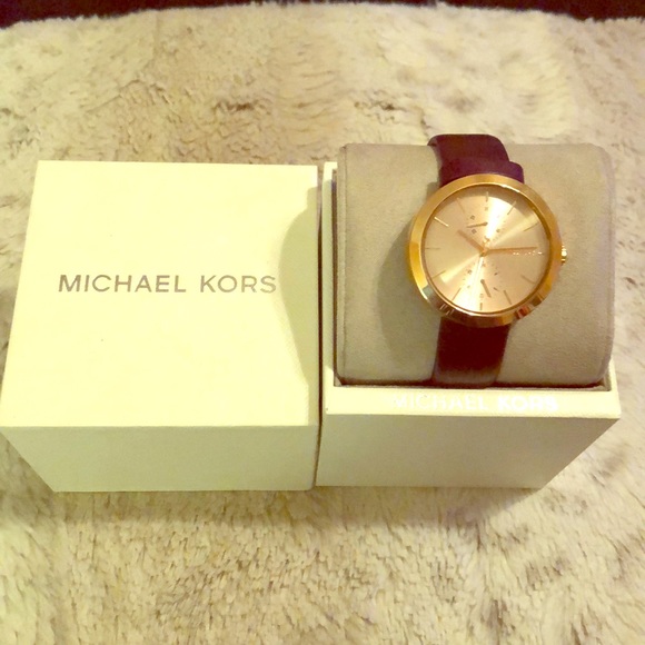 MIchael Kors Plum Purple Leather Watch - Picture 3 of 4